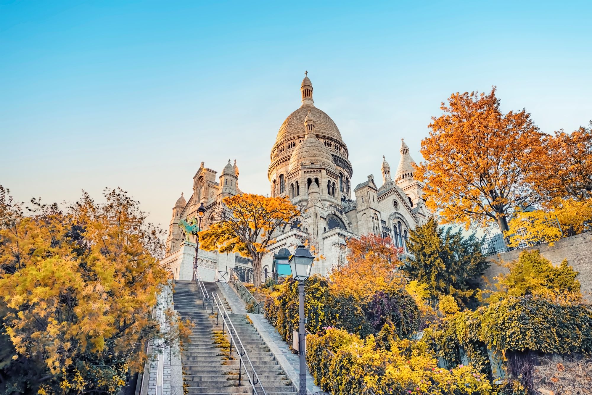 Photo en contre bas de la Basilique du Sacré-Cœur en automne