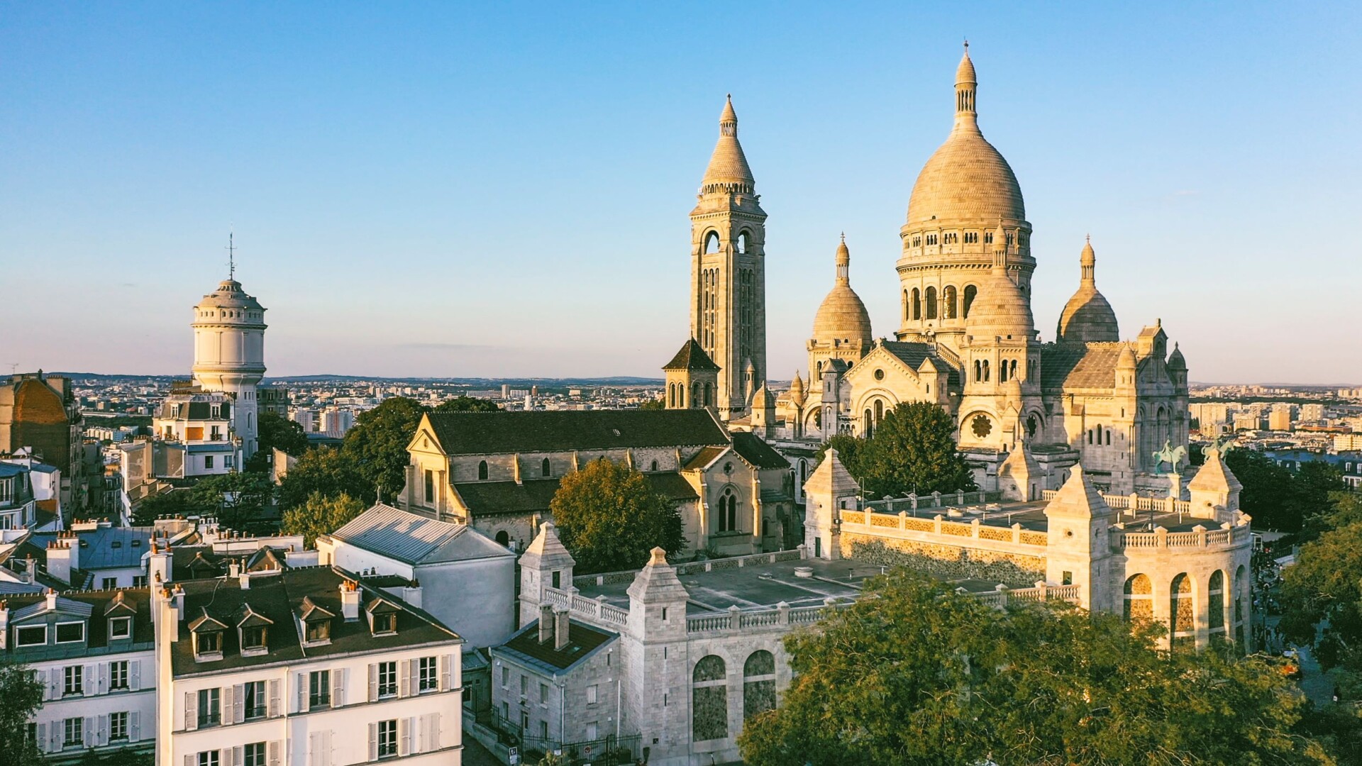 Photo de la Basilique du Sacré-Cœur baigné par la lumière du soleil