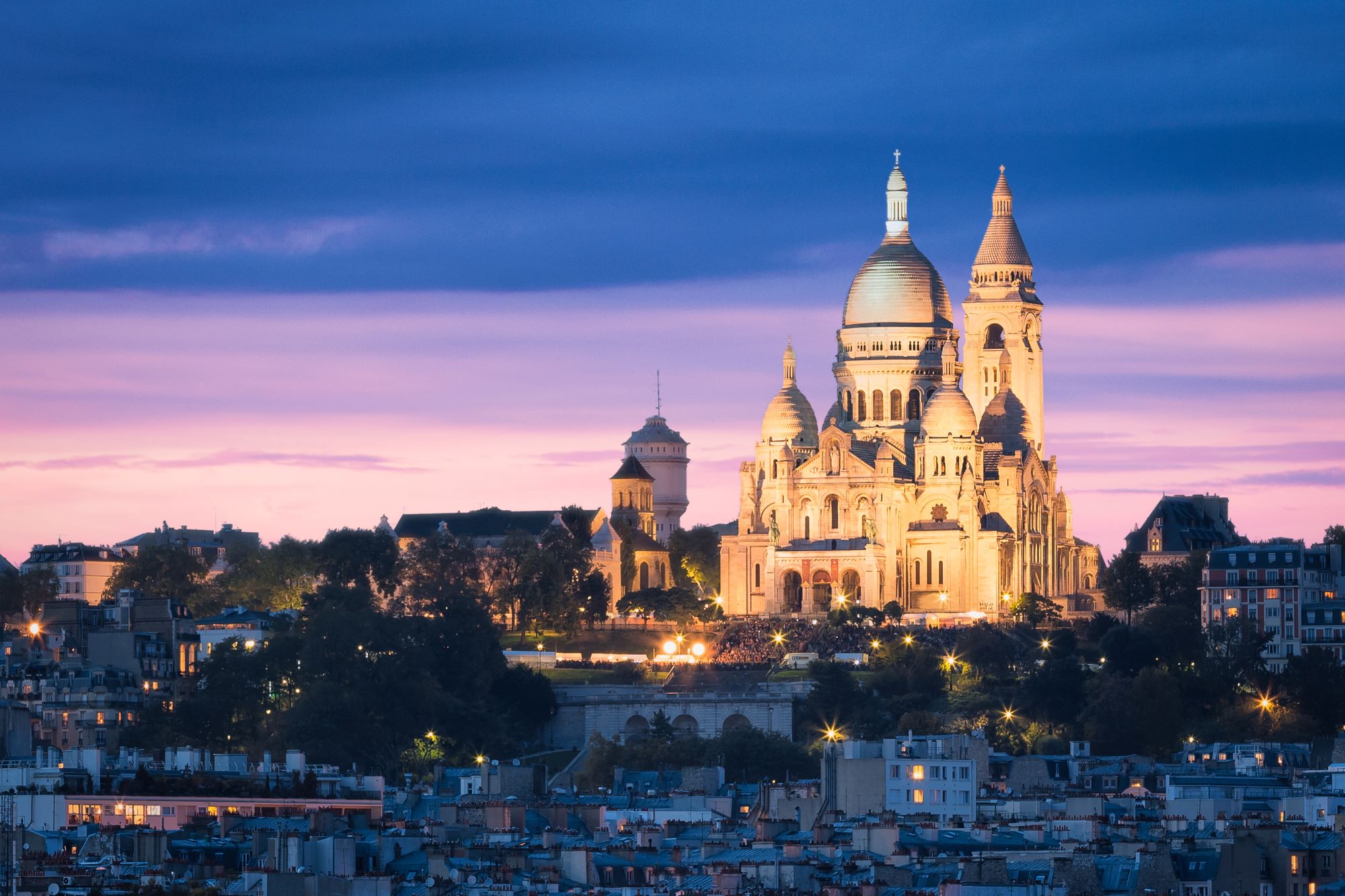 Photo de la Basilique du Sacré-Cœur éclairée au crépuscule