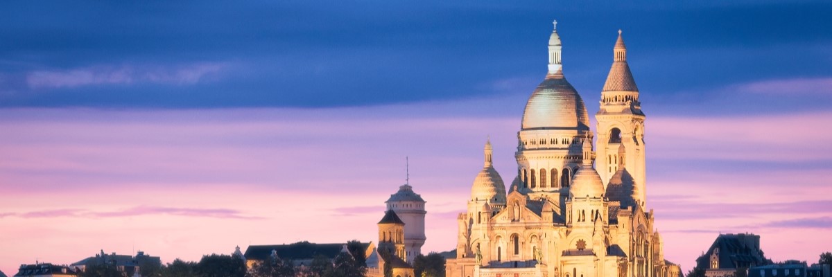 Photo de la Basilique éclairée de nuit