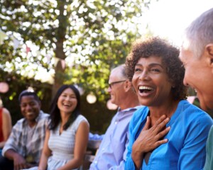 Groupe d'adulte réuni à l'extérieur, discutant ensemble dans un moment de convivialité